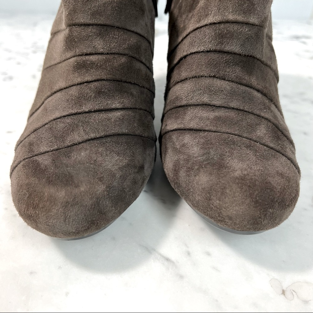 CLARKS Artisan Booties Heel Fawn Suede Side Zip Padded Insole Shoe 7M - Picture 5 of 11